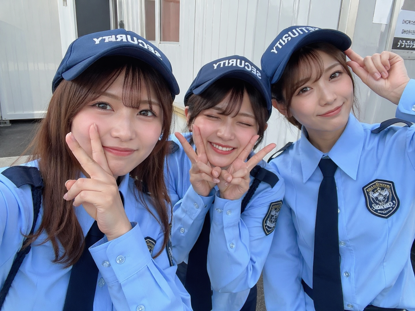 交通誘導警備スタッフが現場で働く様子